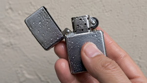 Bật lửa Zippo Bị Ướt Phải Làm Gì? Hướng Dẫn Xử Lý Đúng Kỹ Thuật